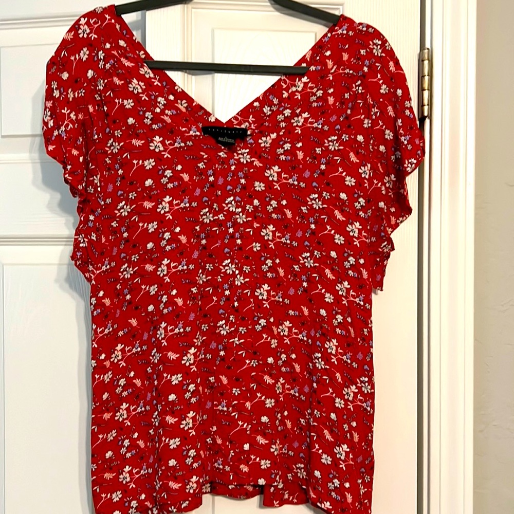Sanctuary red floral top with flutter sleeves - size Large